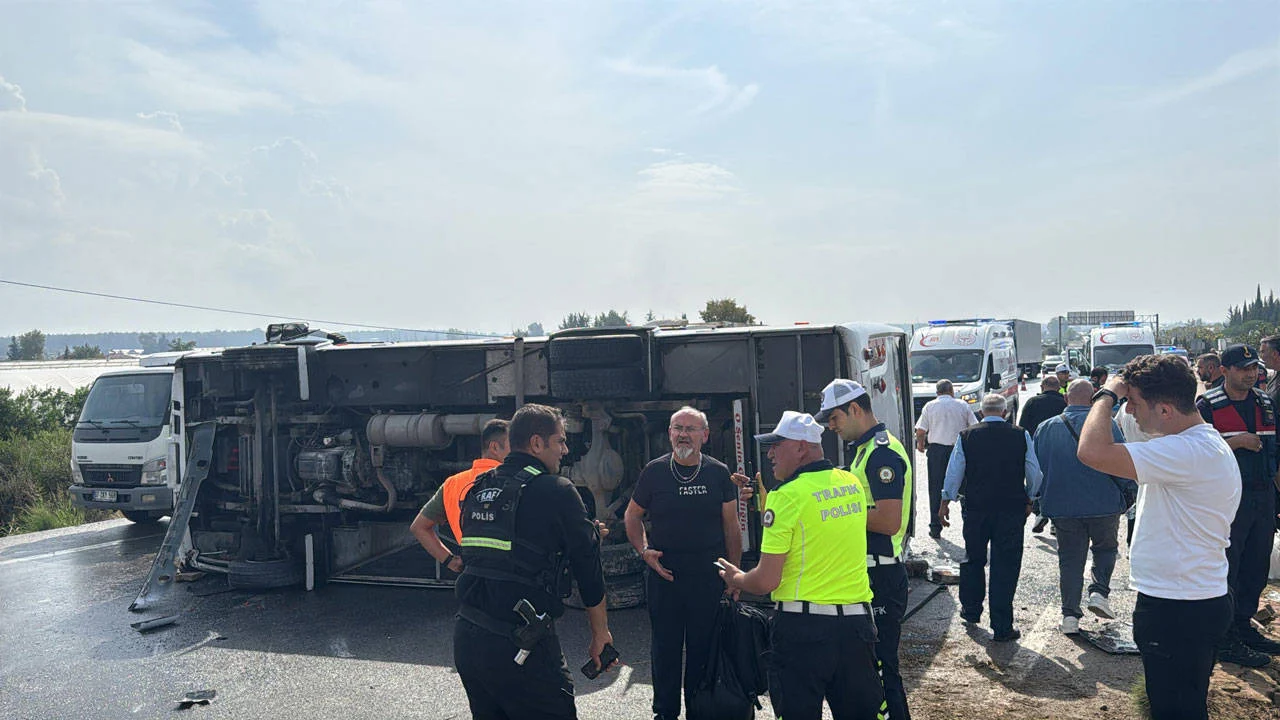 Antalya'da midibüs devrildi: 5 kişi yaralandı