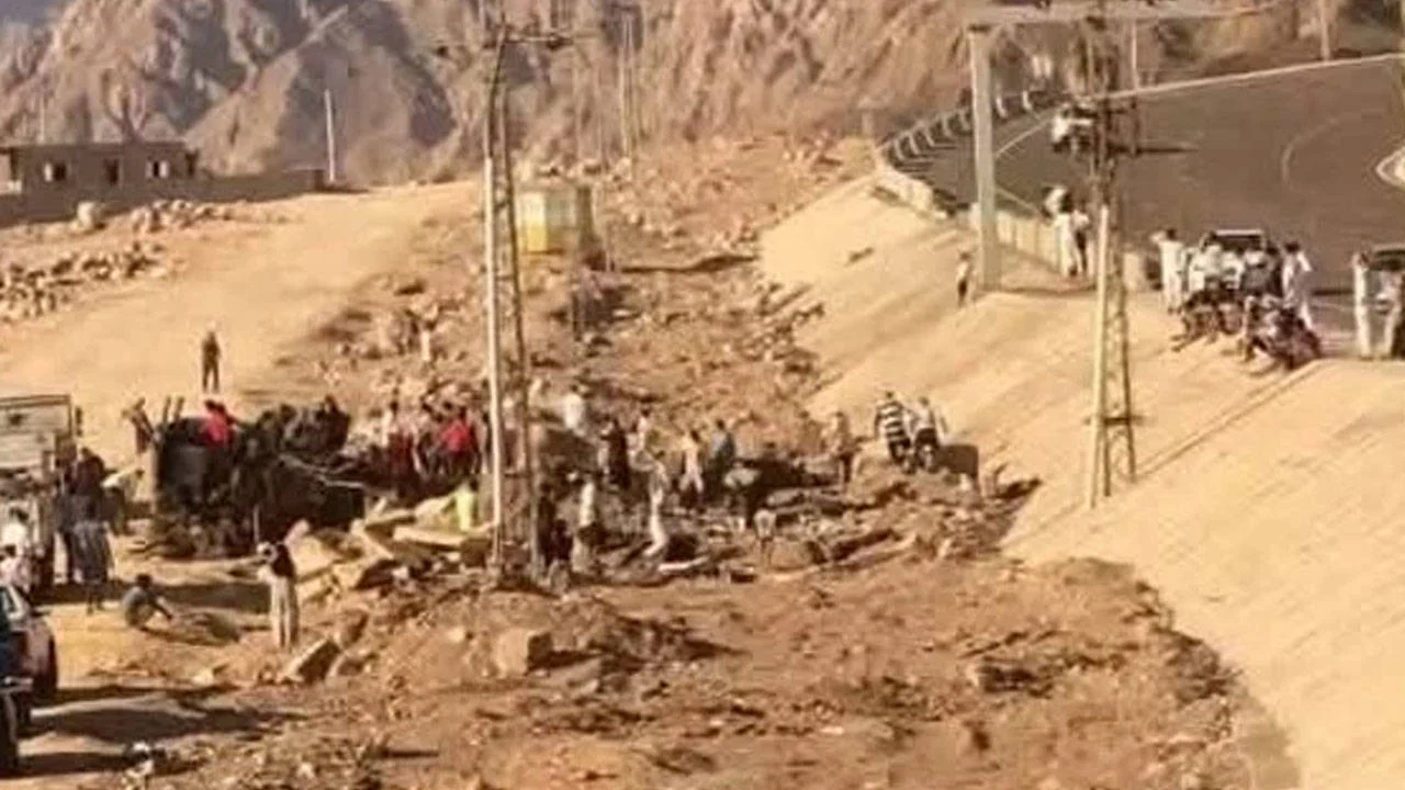 Mısır'da yolcu otobüsü devrildi: 16 ölü, 28 yaralı