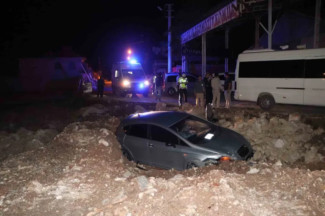 Otomobil inşaatın kazı alanına uçtu: 2 yaralı