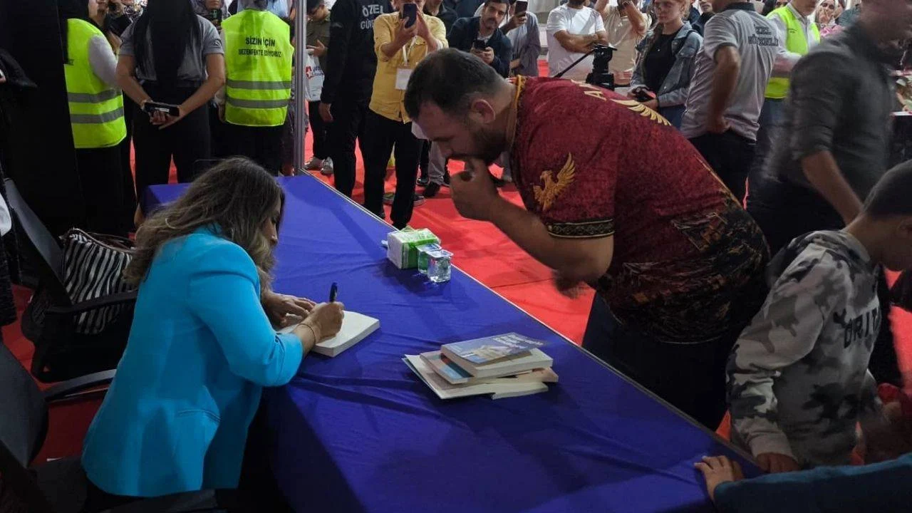 Başak Demirtaş, Selahattin Demirtaş’ın kitaplarını imzaladı