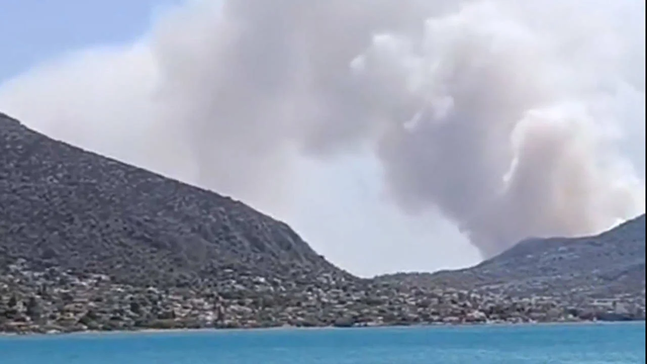 Yunanistan'ın Salamina Adası'ndaki orman yangınında 2 kişi hayatını kaybetti
