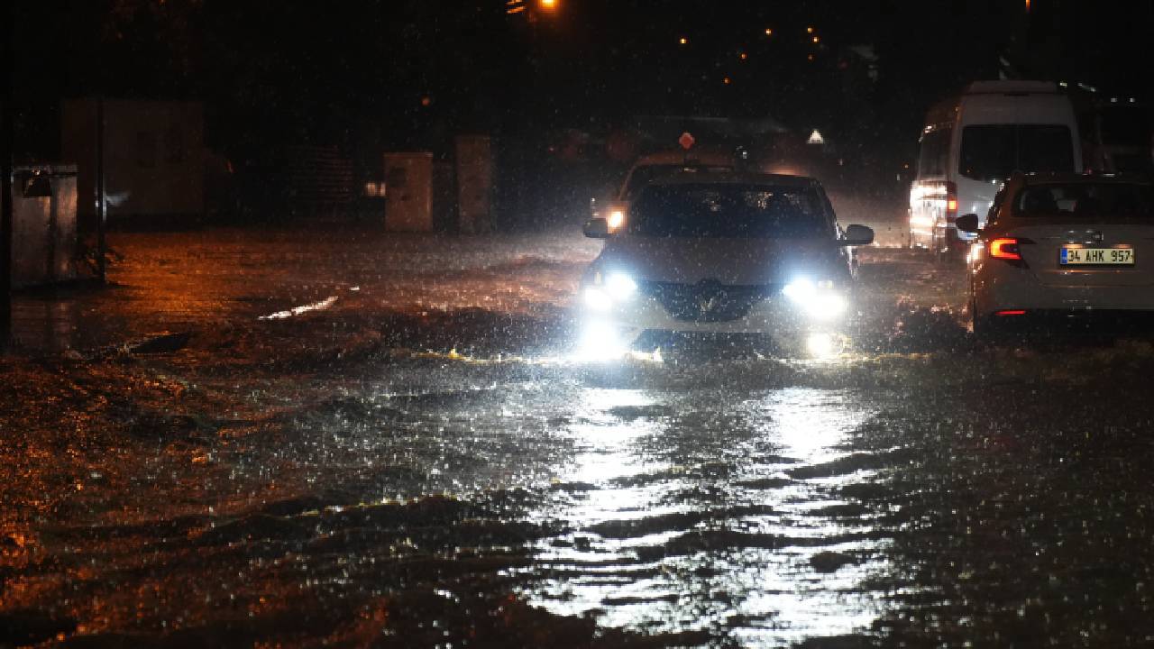 İstanbul Valiliği'nden sağanak açıklaması: 1227 su baskını yaşandı