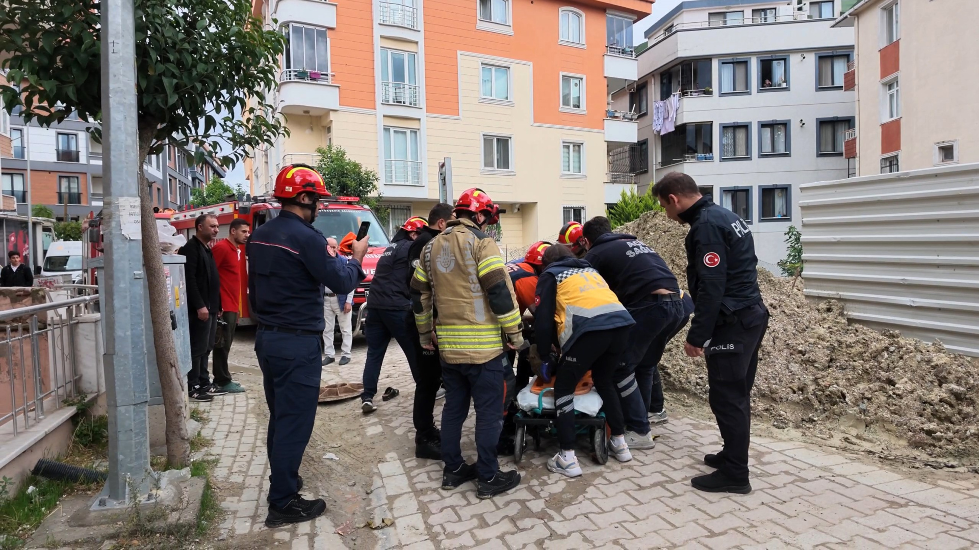 Rögar kapağı açıldı, yaşlı kadın düştü!