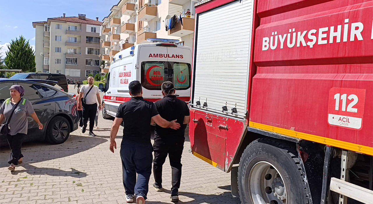 Bursa'da ev yangını: 2'si çocuk 4 kişi dumandan etkilendi