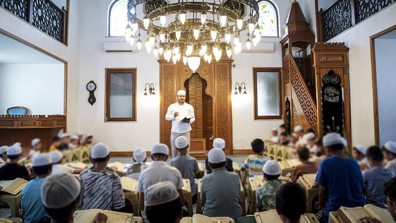 Bütçeye ideoloji gölgesi: Din hizmetleri uzayı katladı