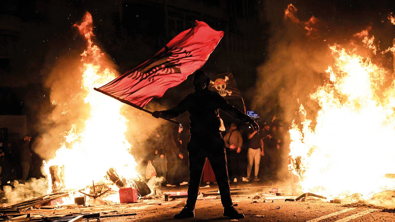 Pembe flamingoların kızıl direnişi: Adayı satanlar sokakları teslim alamıyor
