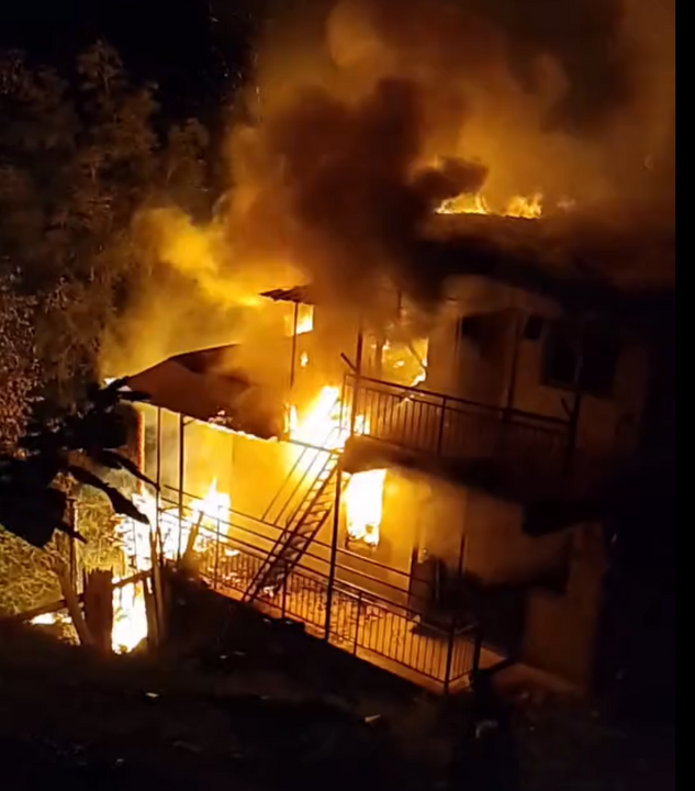 Karaman'da gece yangını: İki katlı ev tamamen yandı