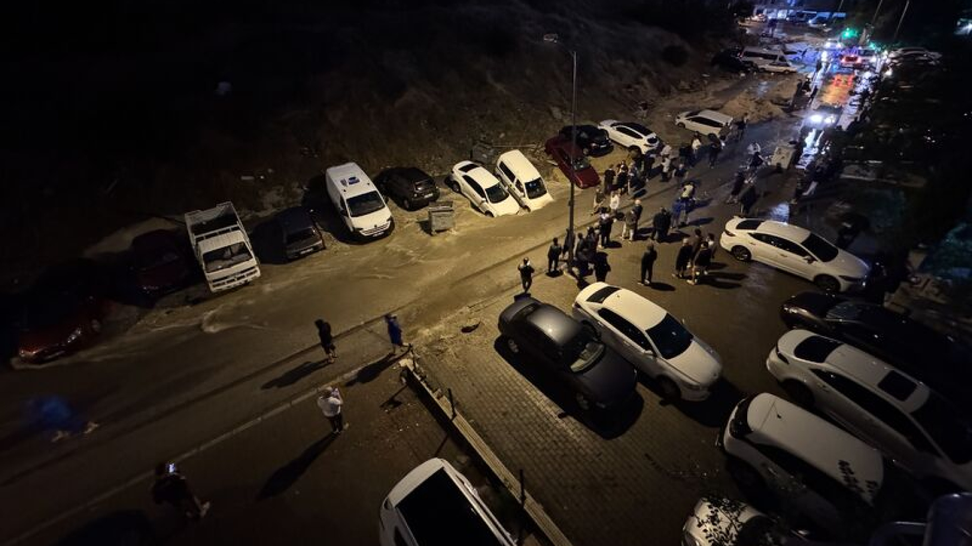 Yol çöktü! Araçlar çukura düştü