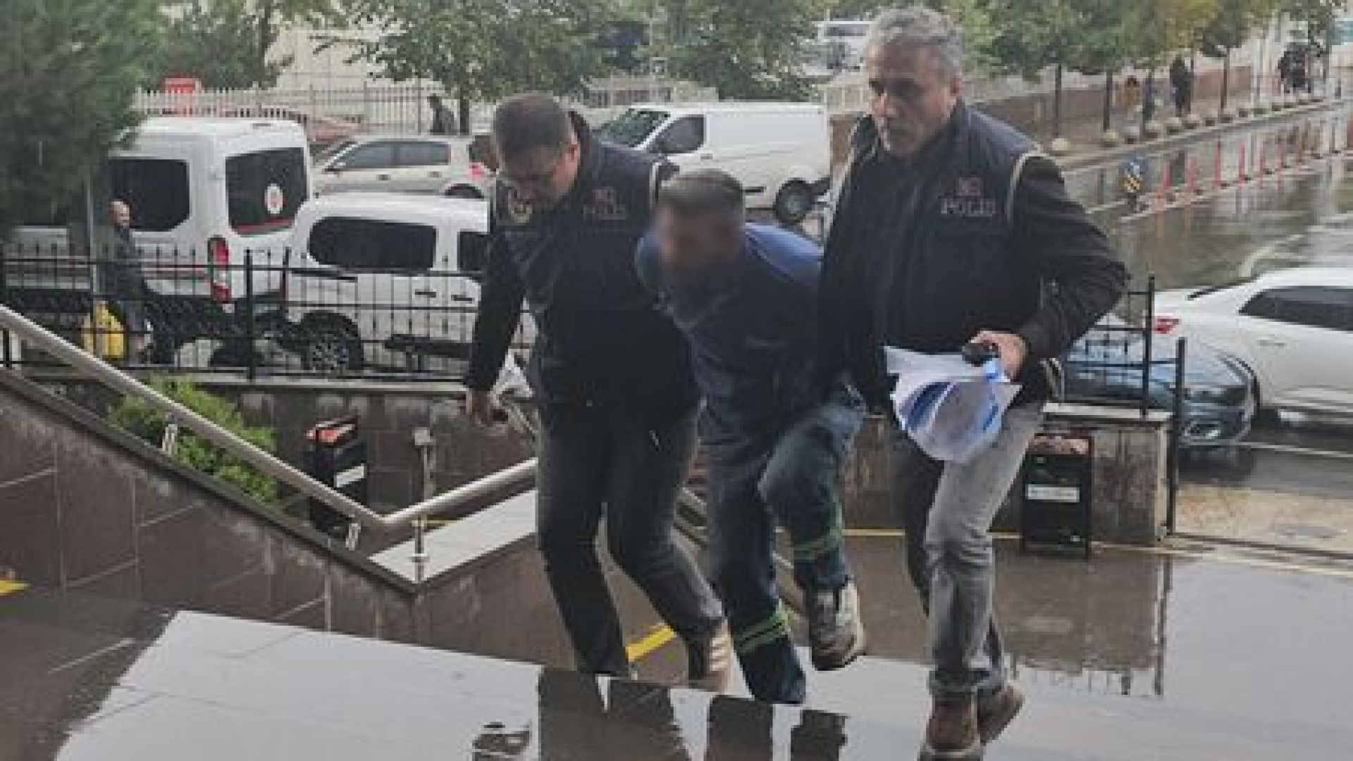 Bayrak provokatörü kendisi çıktı