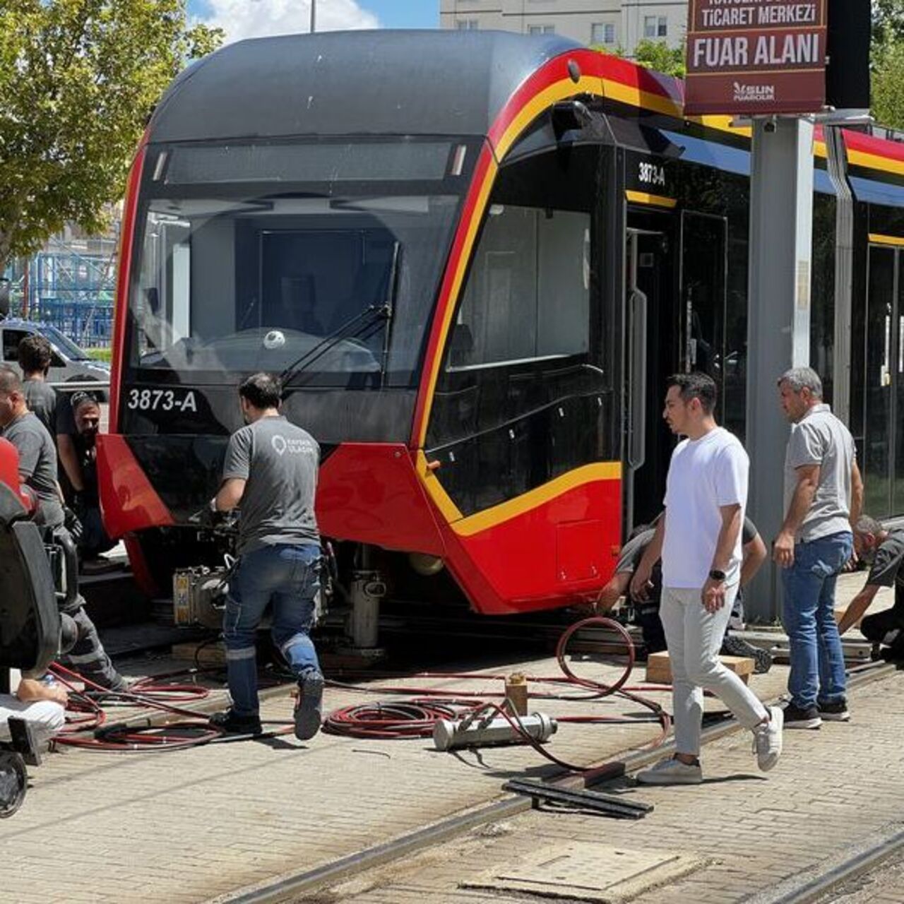 Genç kadın tramvayın altında kaldı
