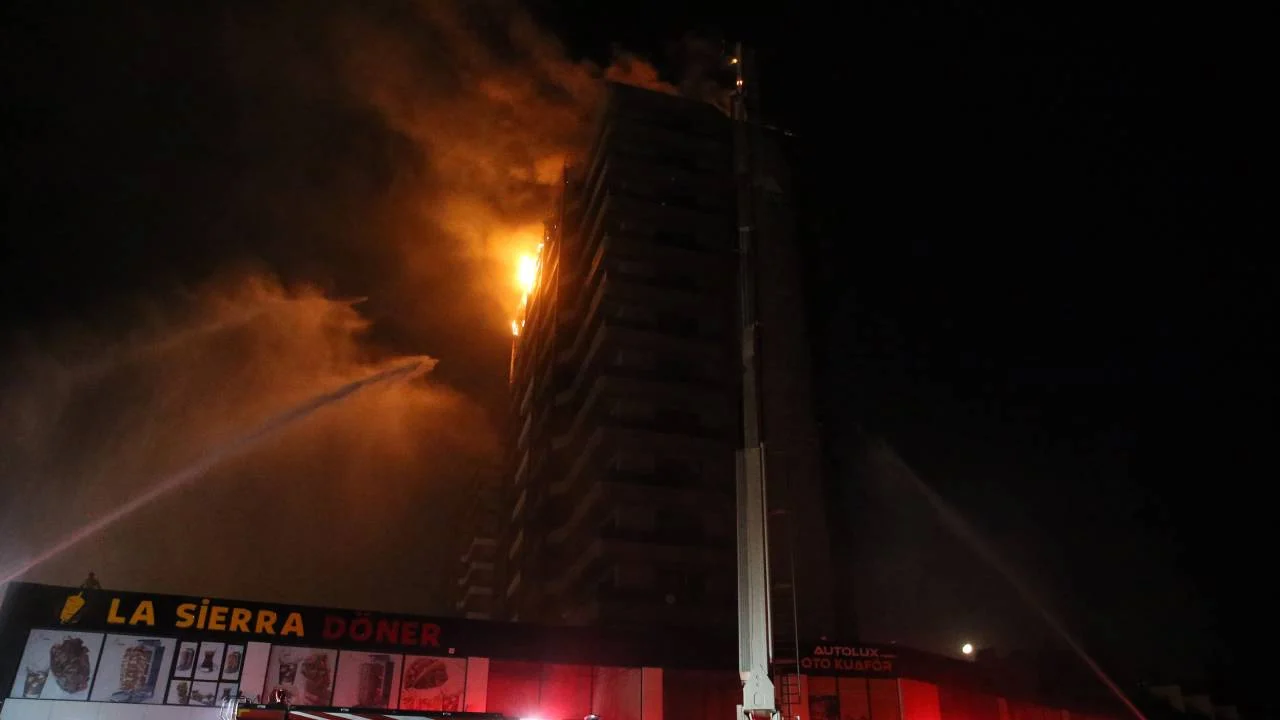 Diyarbakır'da plaza yangını: 3'ü itfaiye personeli 5 kişi etkilendi