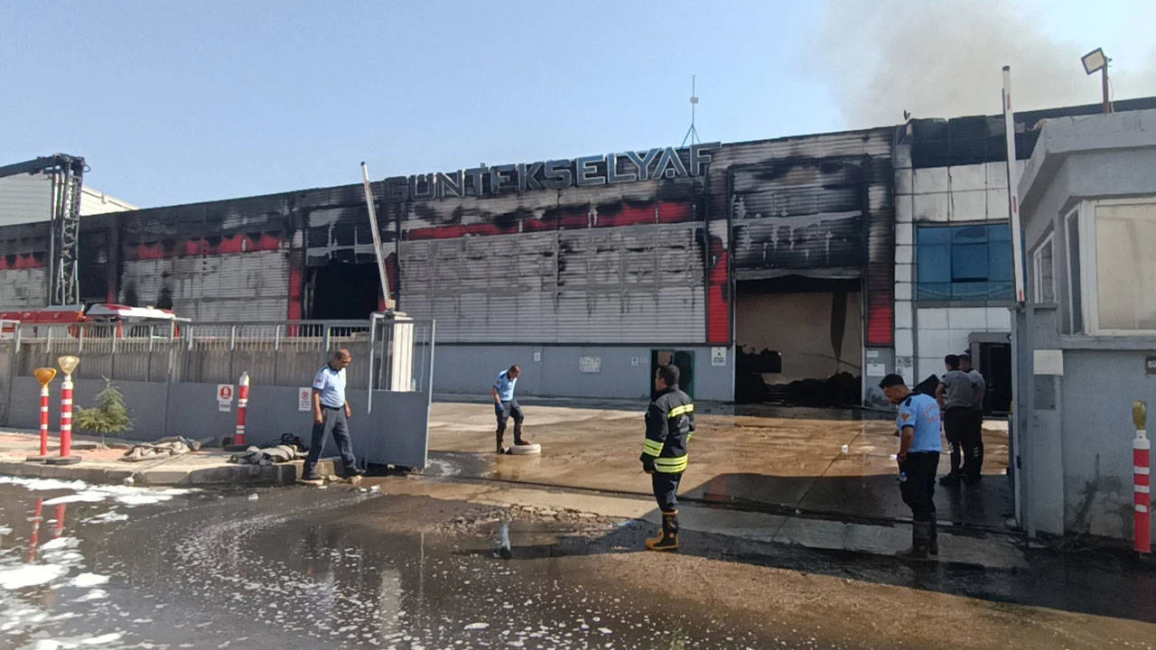 Gaziantep'te elyaf fabrikasında yangın: 2 işçi dumandan etkilendi