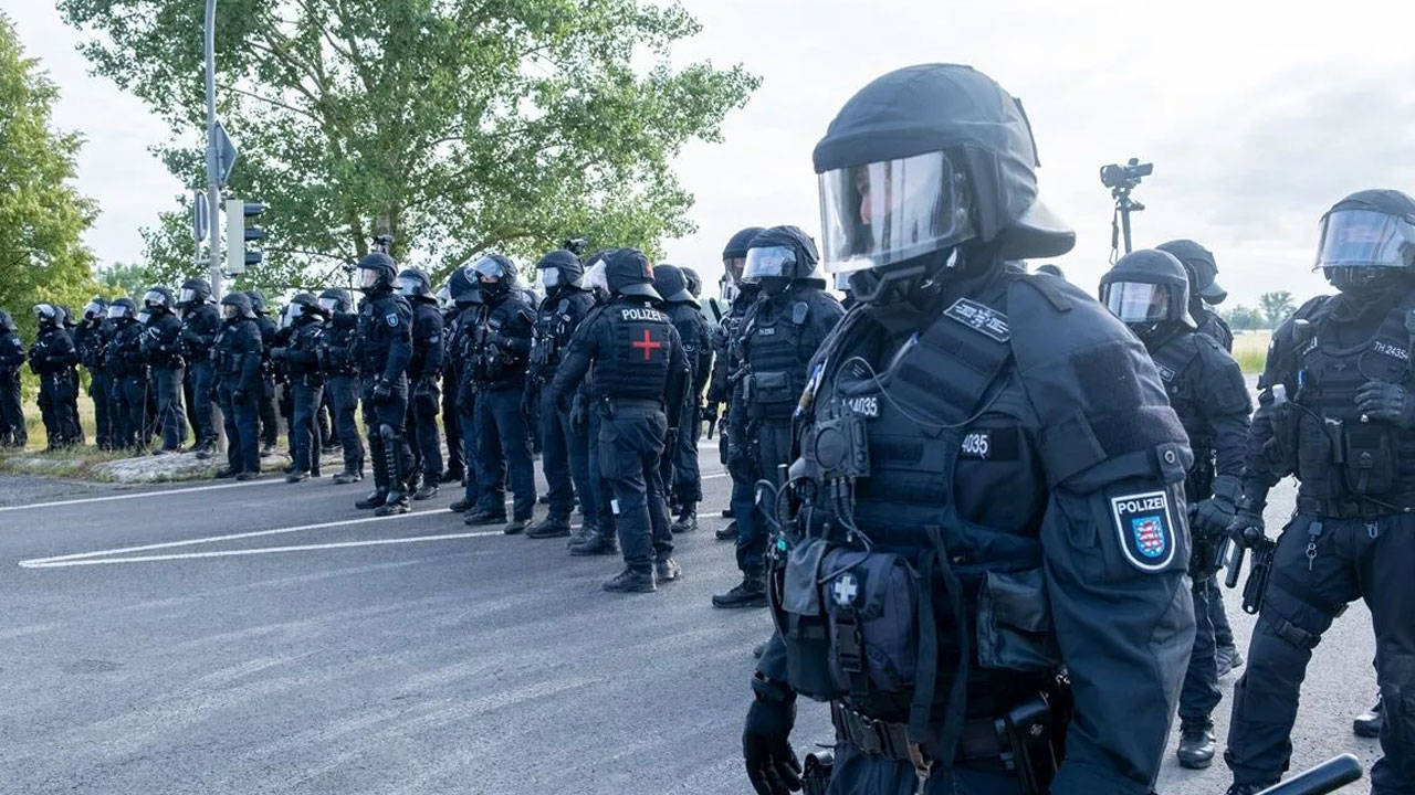 Çatışmadan kaçan iki polis meslekten ihraç edildi