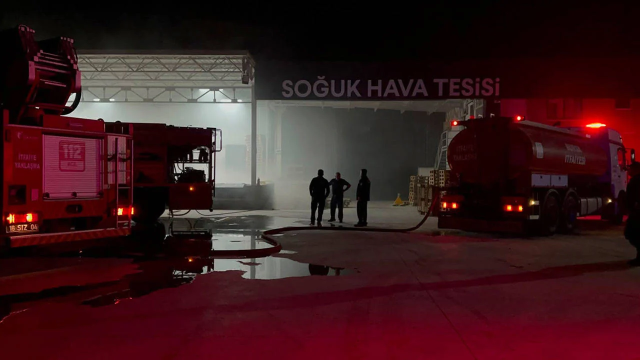 Bursa'da soğuk hava deposunda çıkan yangın söndürüldü