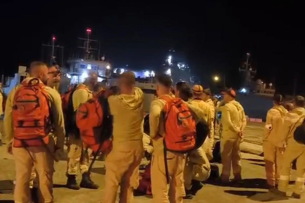 Marmaris'teki orman yangınına müdahale için arazözler çıkarma gemileriyle bölgeye gidiyor
