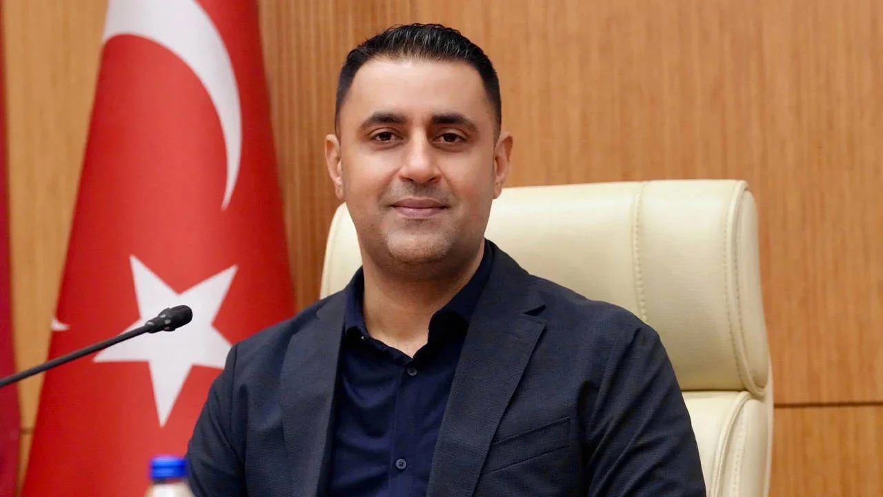 İçişleri Bakanlığı duyurdu: Çukurova Belediye Başkanı Emrah Kozay görevden uzaklaştırıldı