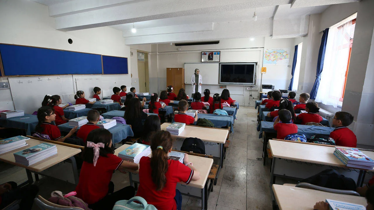 Öğretmenleri, öğrencileri ve velileri ilgilendiriyor: Okullara getirilen yenilikler ve yasaklar neler?