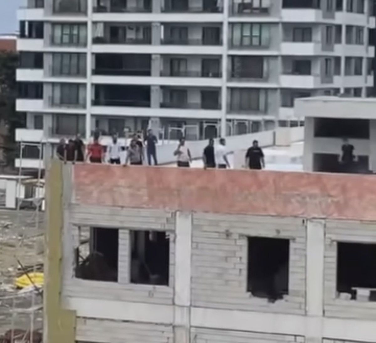 İskenderun’da işçiler çatıya çıktı