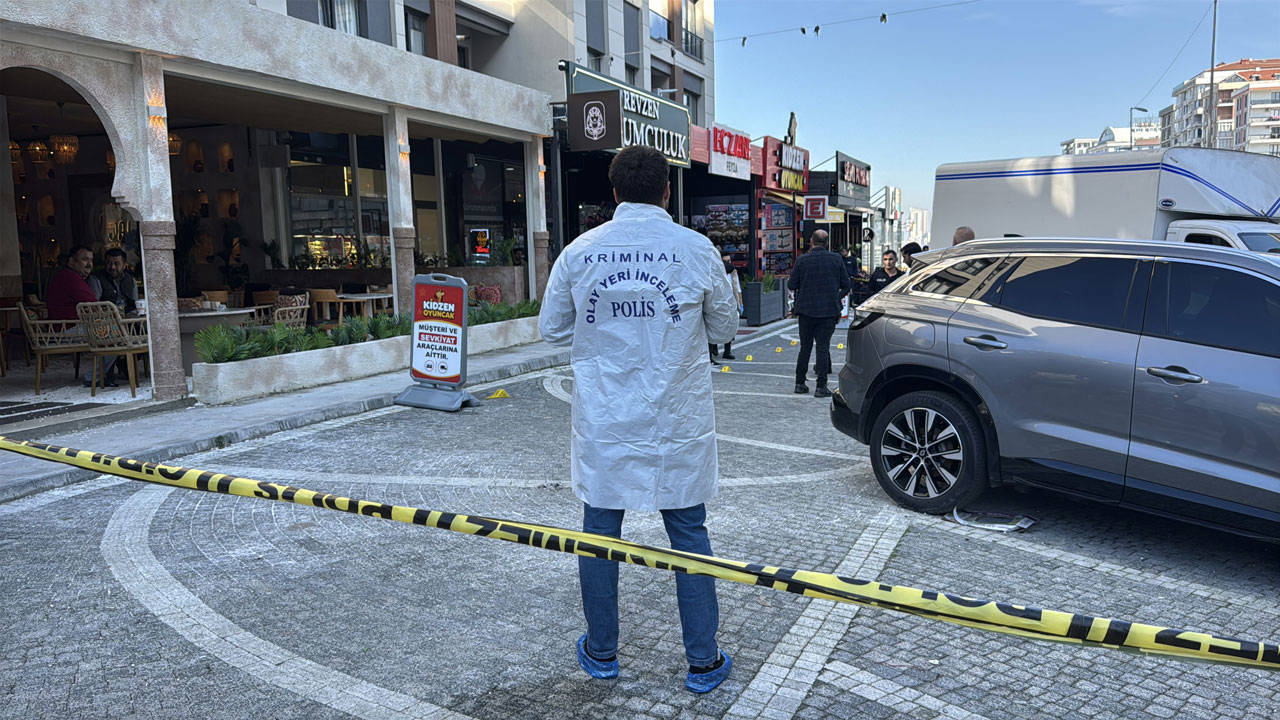 Esenyurt'ta kuyumcuya silahlı saldırı: Şüpheli gasp ettiği otomobille kaçtı