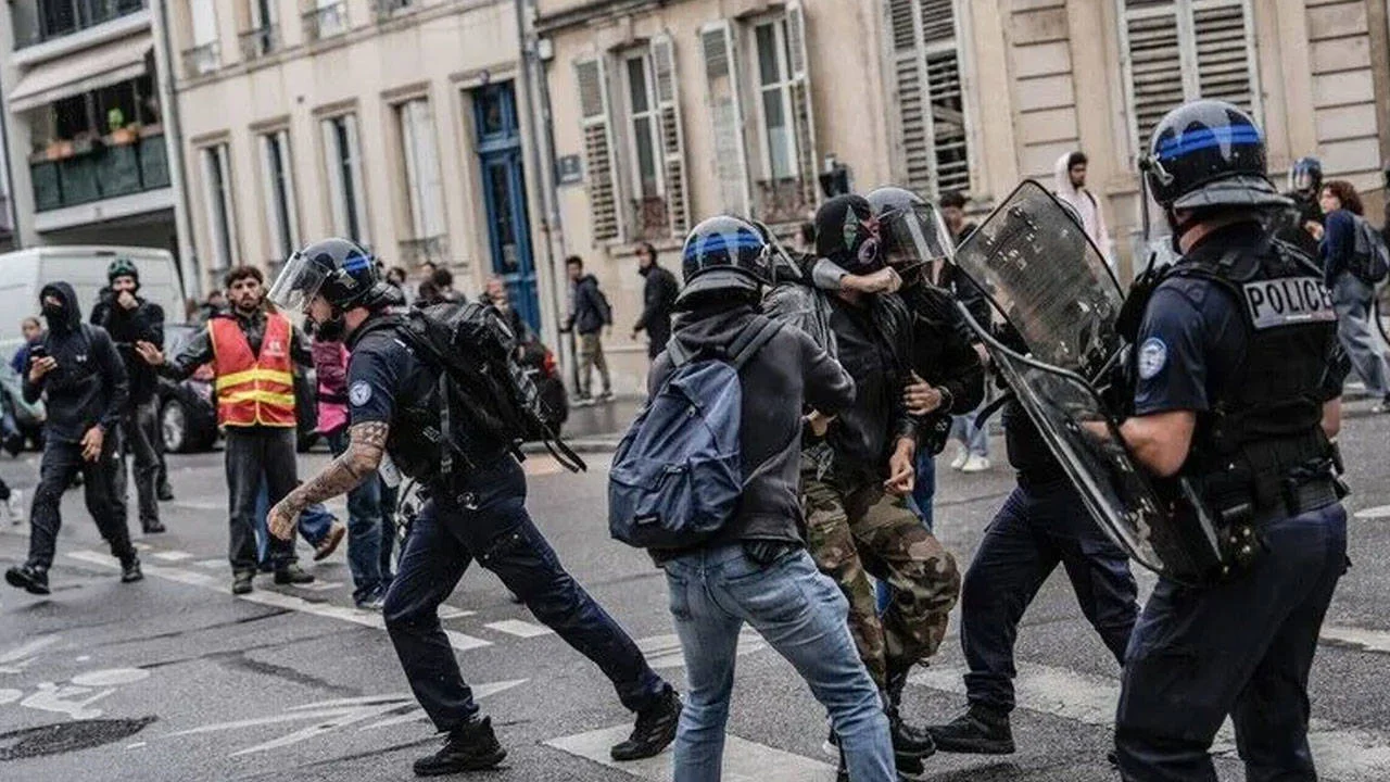 Fransa'da polis şiddetine tepki yağıyor: İçişleri Bakanı Nunez'e istifa çağrıları