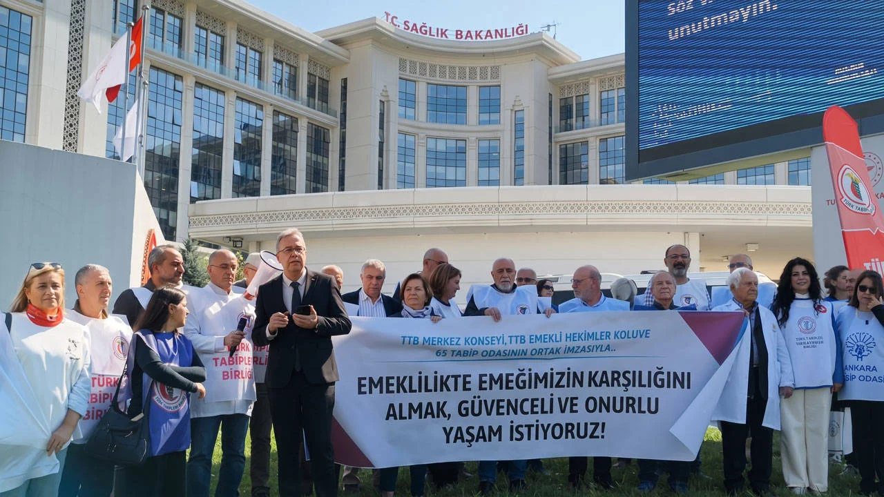 Emekli hekimler Bakanlık önünden seslendi: "Emeğimizin karşılığını almak istiyoruz"