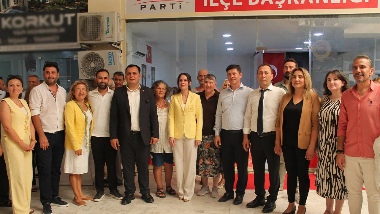 Dalaman Belediye Başkanı Sezer Durmuş meclis üyeleri ile beraber YENİ Parti’ye geçti