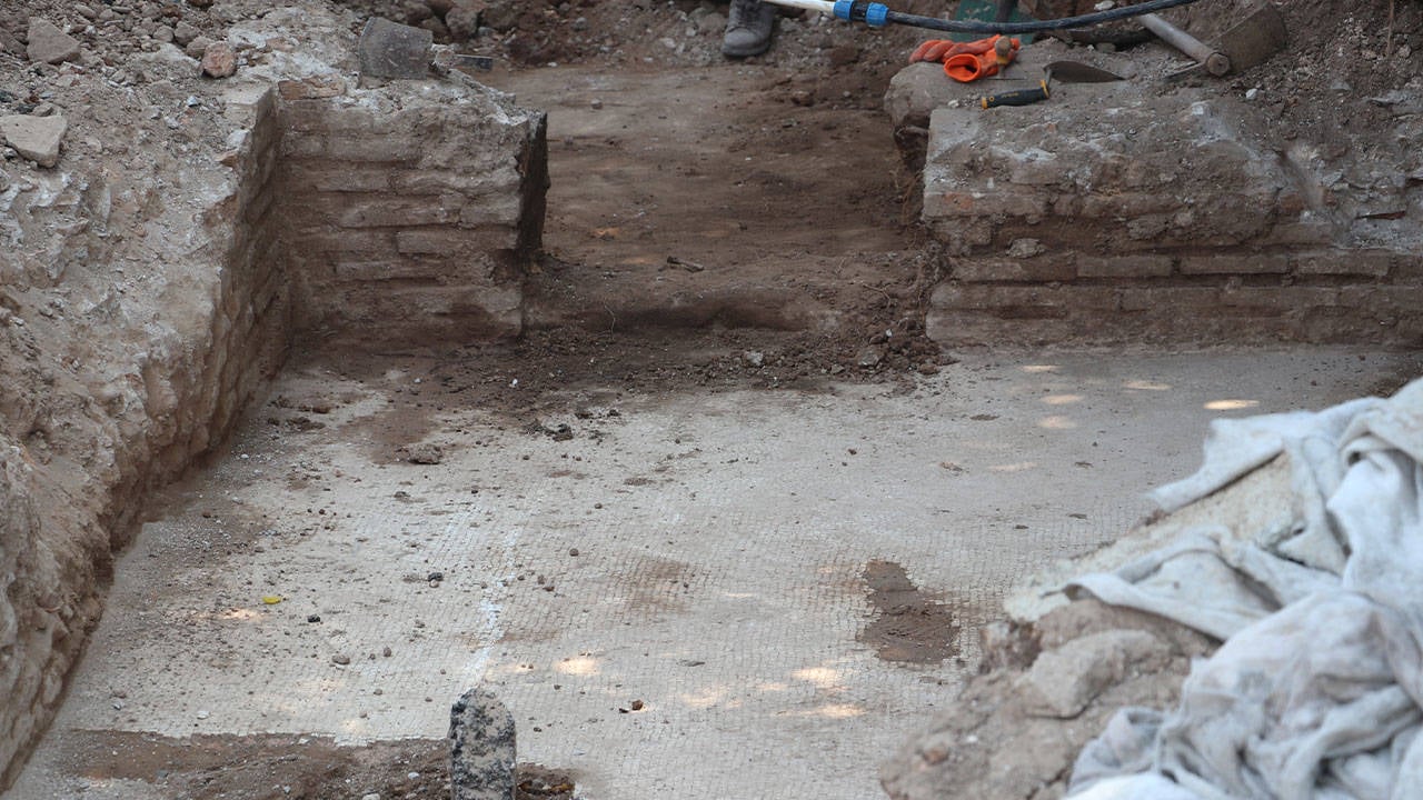 Hatay'da altyapı çalışmasında mozaik ve duvar kalıntıları bulundu