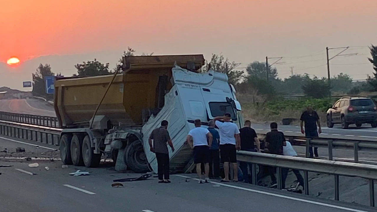 Sakarya'da hafriyat kamyonu bariyerlere çarptı: 1 ölü, 1 yaralı