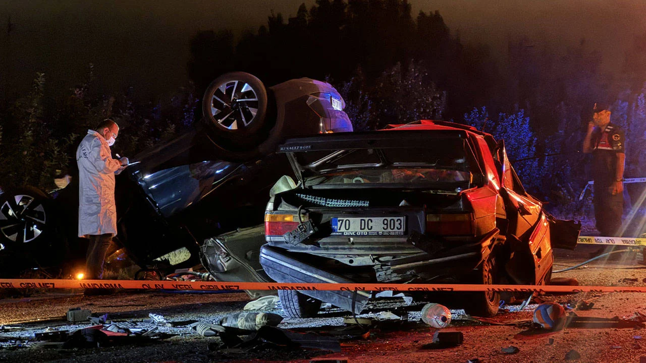 Karaman’da iki otomobil çarpıştı: 1 kişi öldü, 1 kişi yaralandı