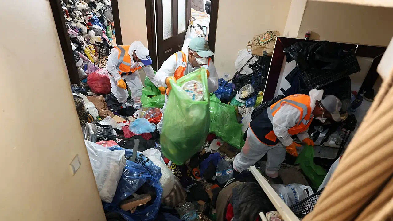 Kayseri'de çöp ev ihbarı: 5 kamyon çöp çıkarıldı