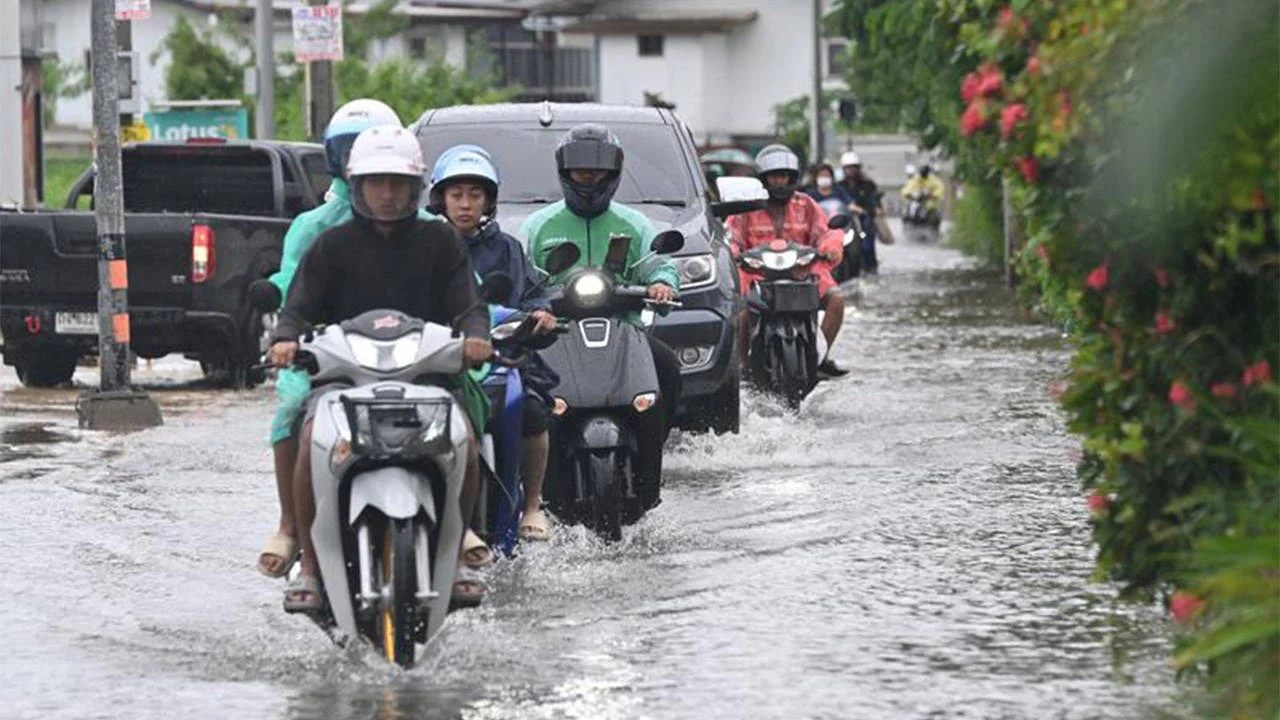 Tayland'ın başkenti Bangkok'ta sel 700 bin kişiyi etkiledi