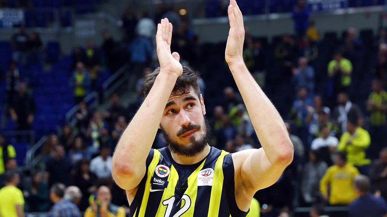 Fenerbahçe'nin eski yıldızı Nikola Kalinic parkeye veda etti