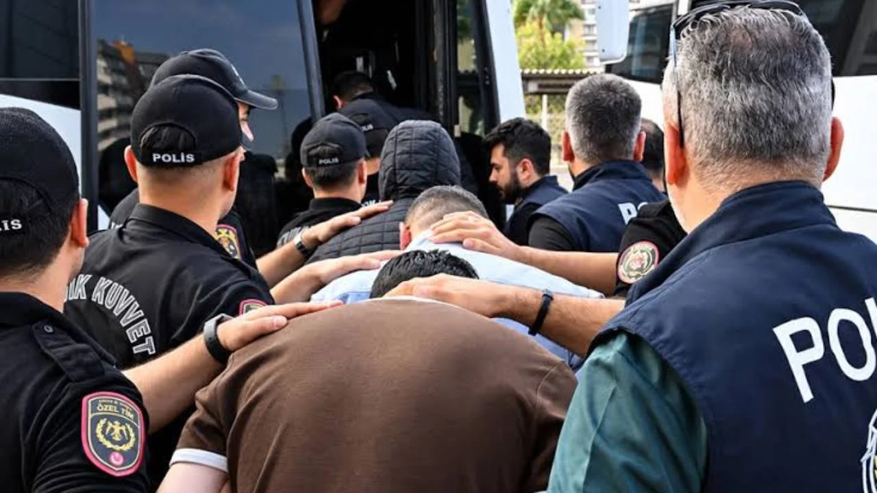 Kuyumcu kentte operasyon: Altın toplayıp erittiler iddiası