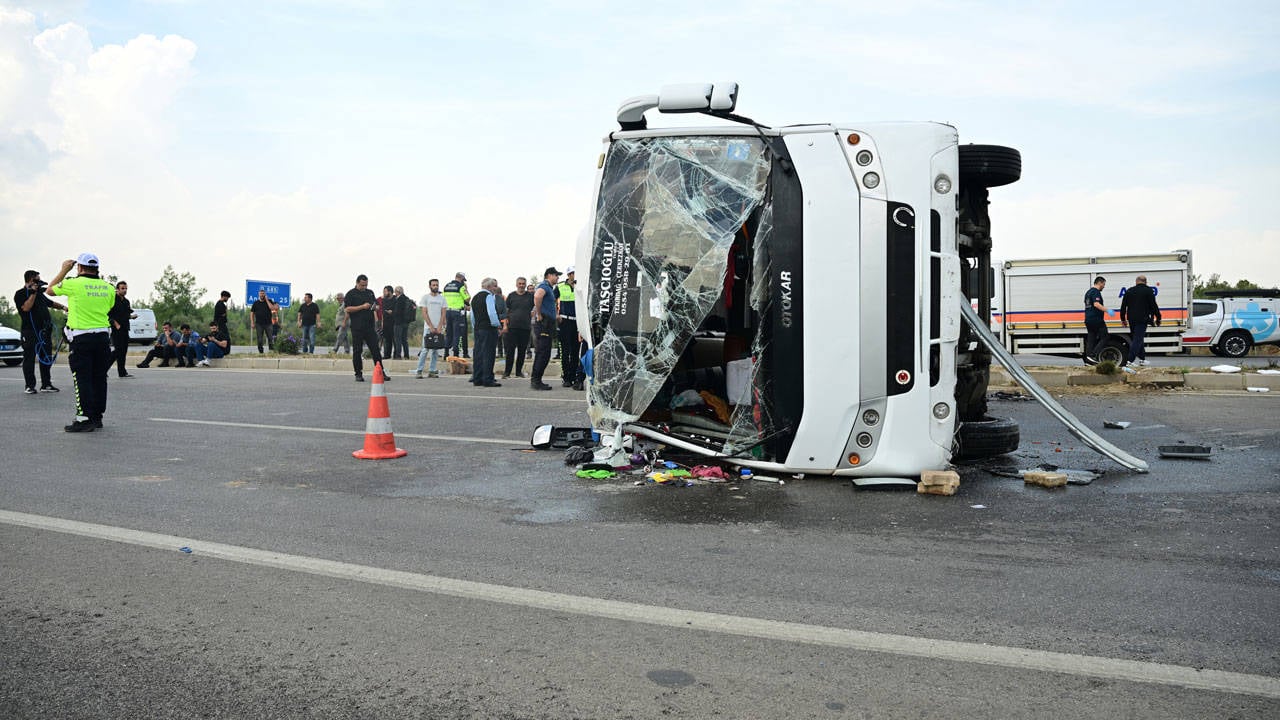 Antalya'da midibüs devrildi: 1'i ağır 17 yaralı