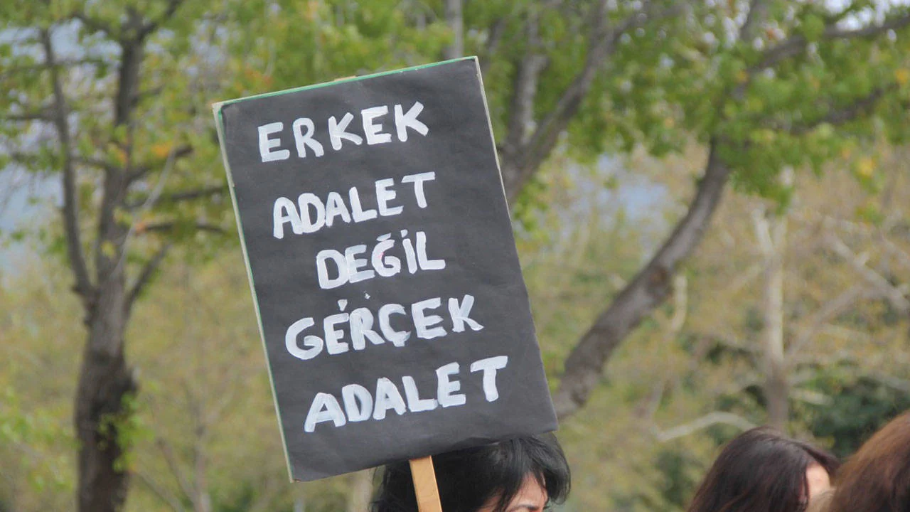 Erkek şiddetine adli kontrol: Mersin'de satırlı saldırgana 'ev hapsi'