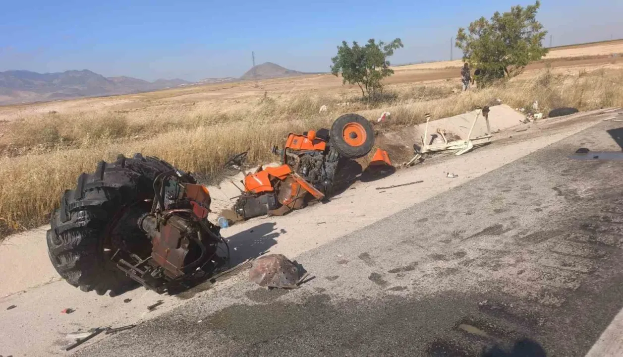 Karaman’da kamyonetle traktör çarpıştı: 1’i ağır 2 yaralı