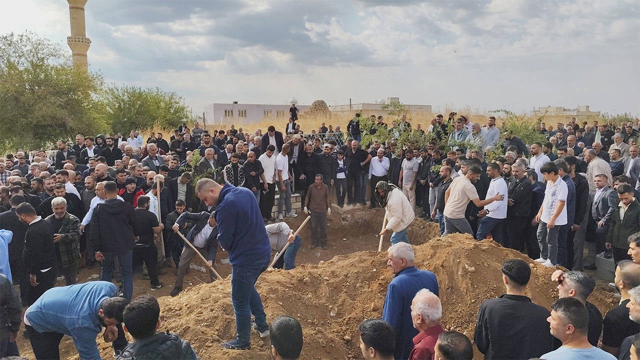 Mardin'deki kazada yaşamını yitiren 4'ü çocuk 6 kişi, yan yana toprağa verildi