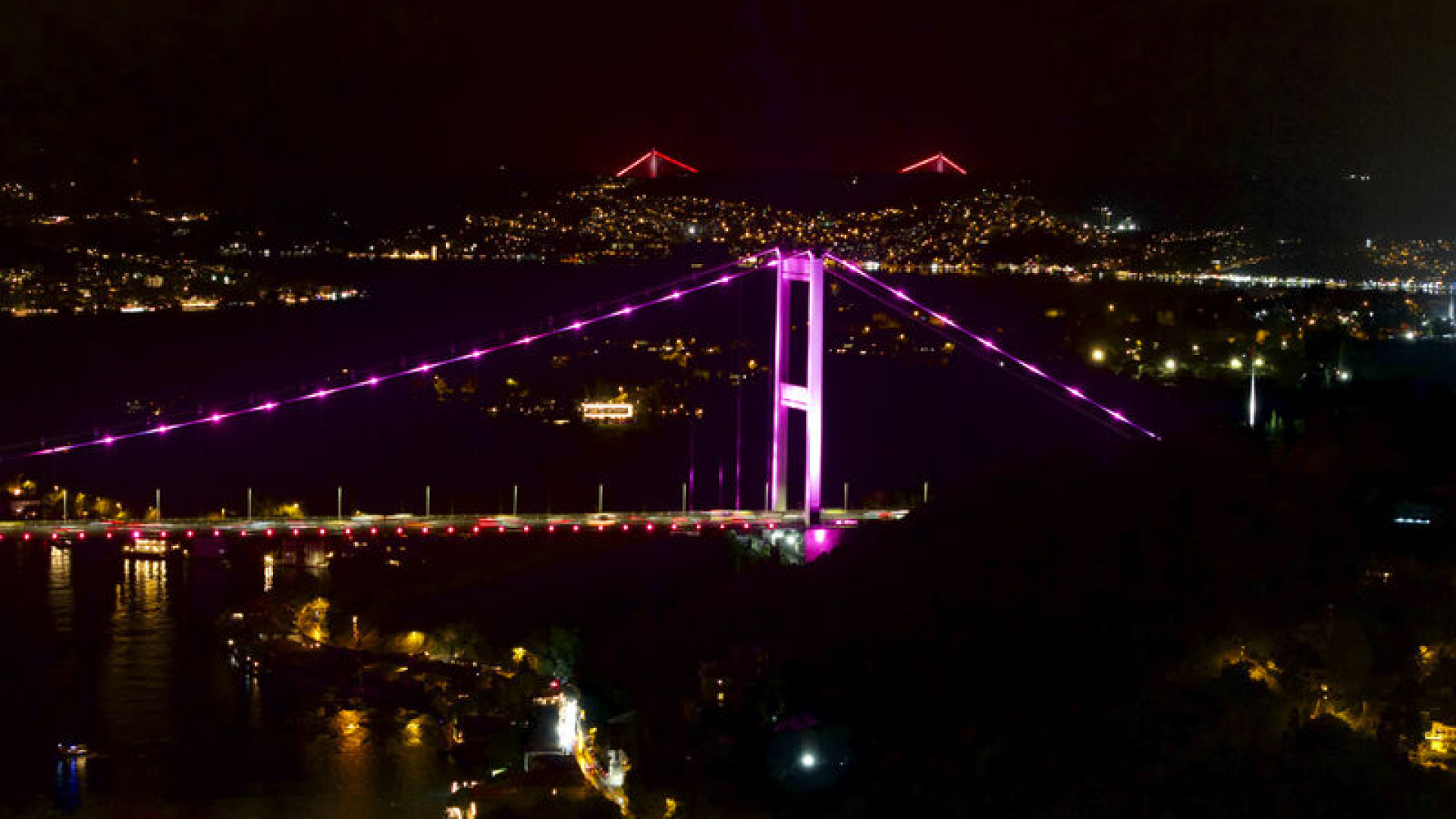 Simge yapılar pembeye büründü
