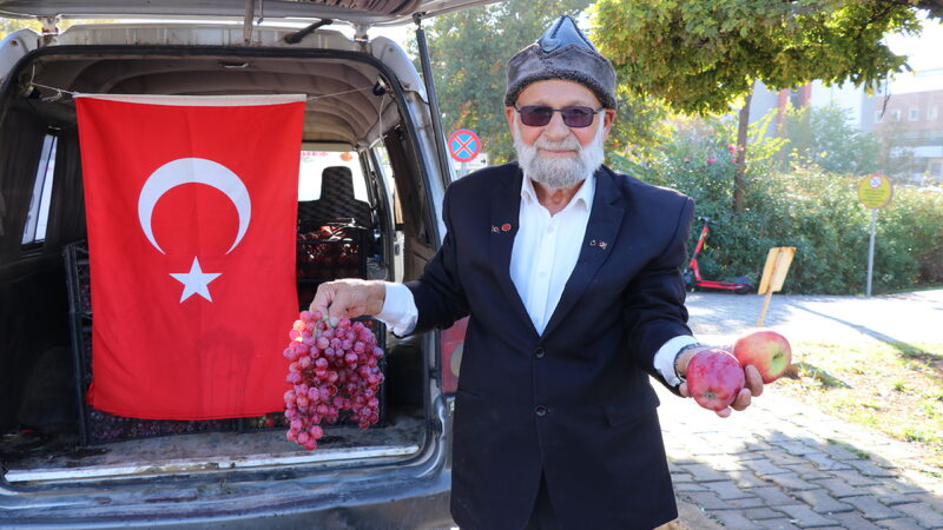 "Elmacı Dede" İzmir'de Mehmetçiğe getirdi