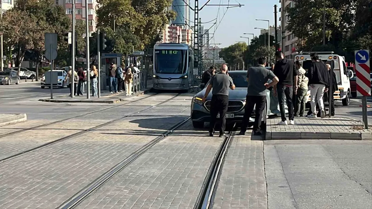 Konya’da tramvay seferini durduran kaza