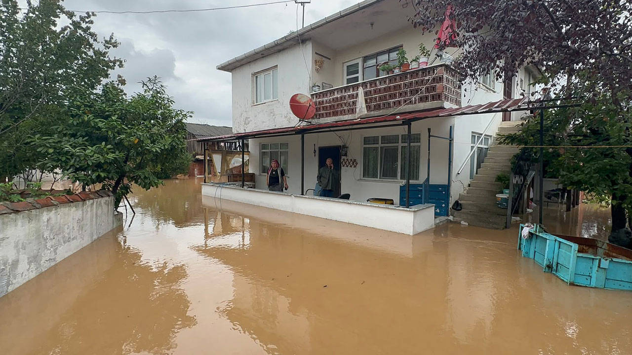 Sakarya'da sağanak etkisi: Dere taştı, su baskınları yaşandı