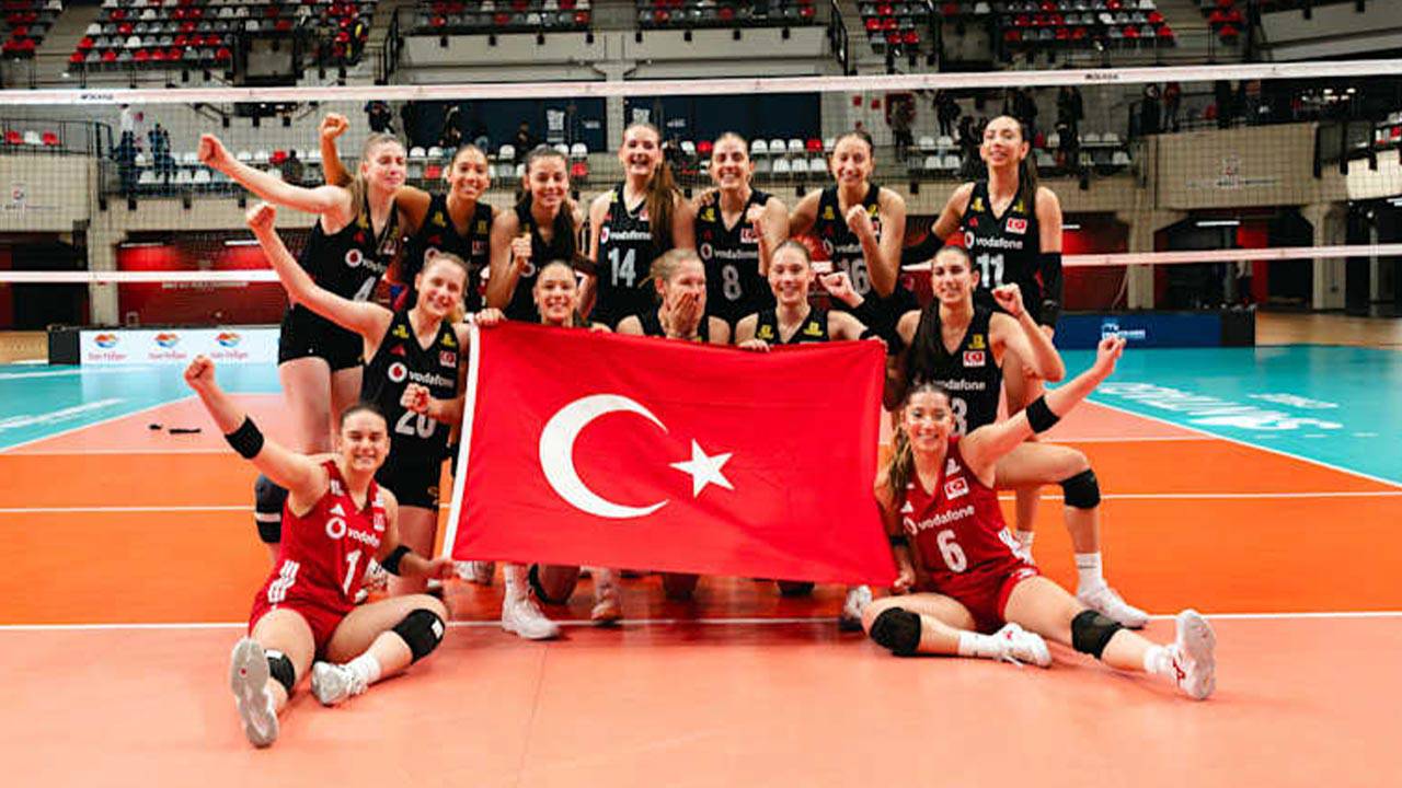 Genç voleybolcular tarih yazıyor: Dünya Şampiyonası'nda yarı finale yükseldiler