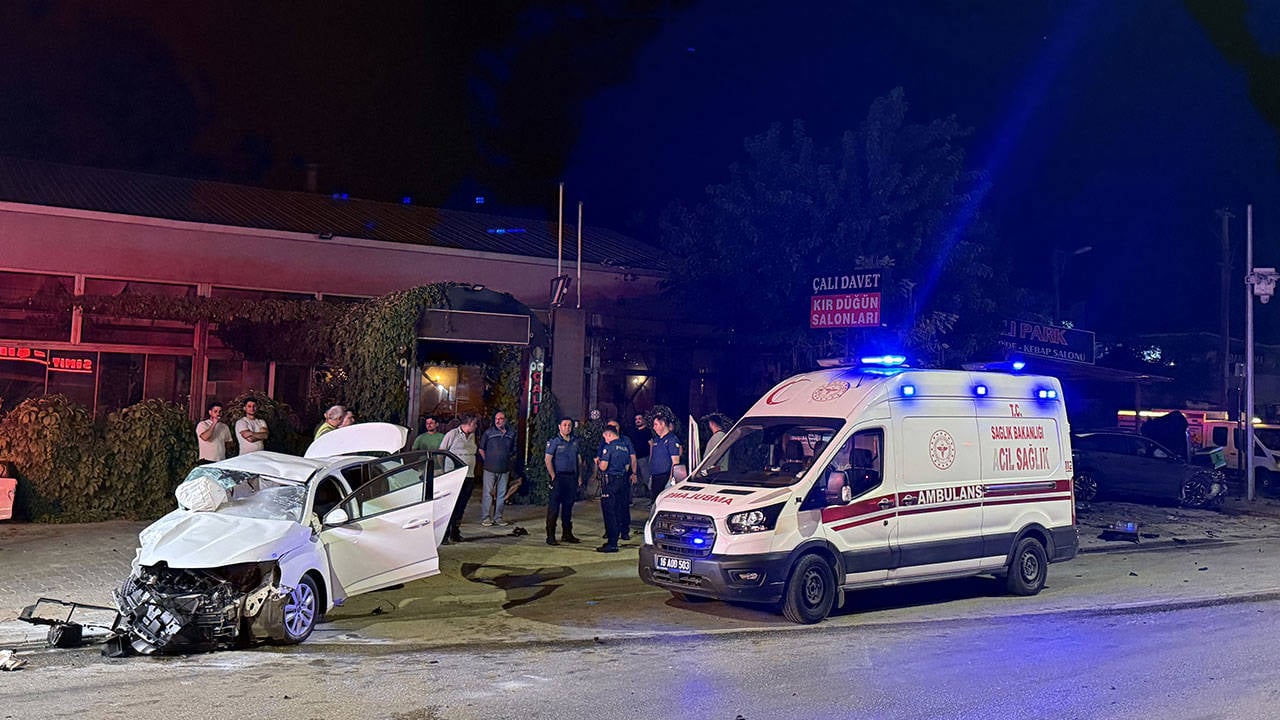 Bursa’da iki otomobil çarpıştı: 2 kişi yaşamını yitirdi, 2 kişi yaralandı