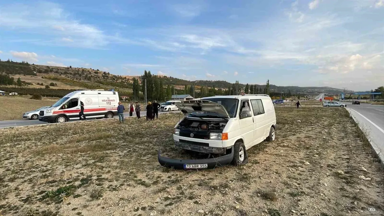 Karaman’da otomobille çarpışan minibüs refüje savruldu: 1 yaralı