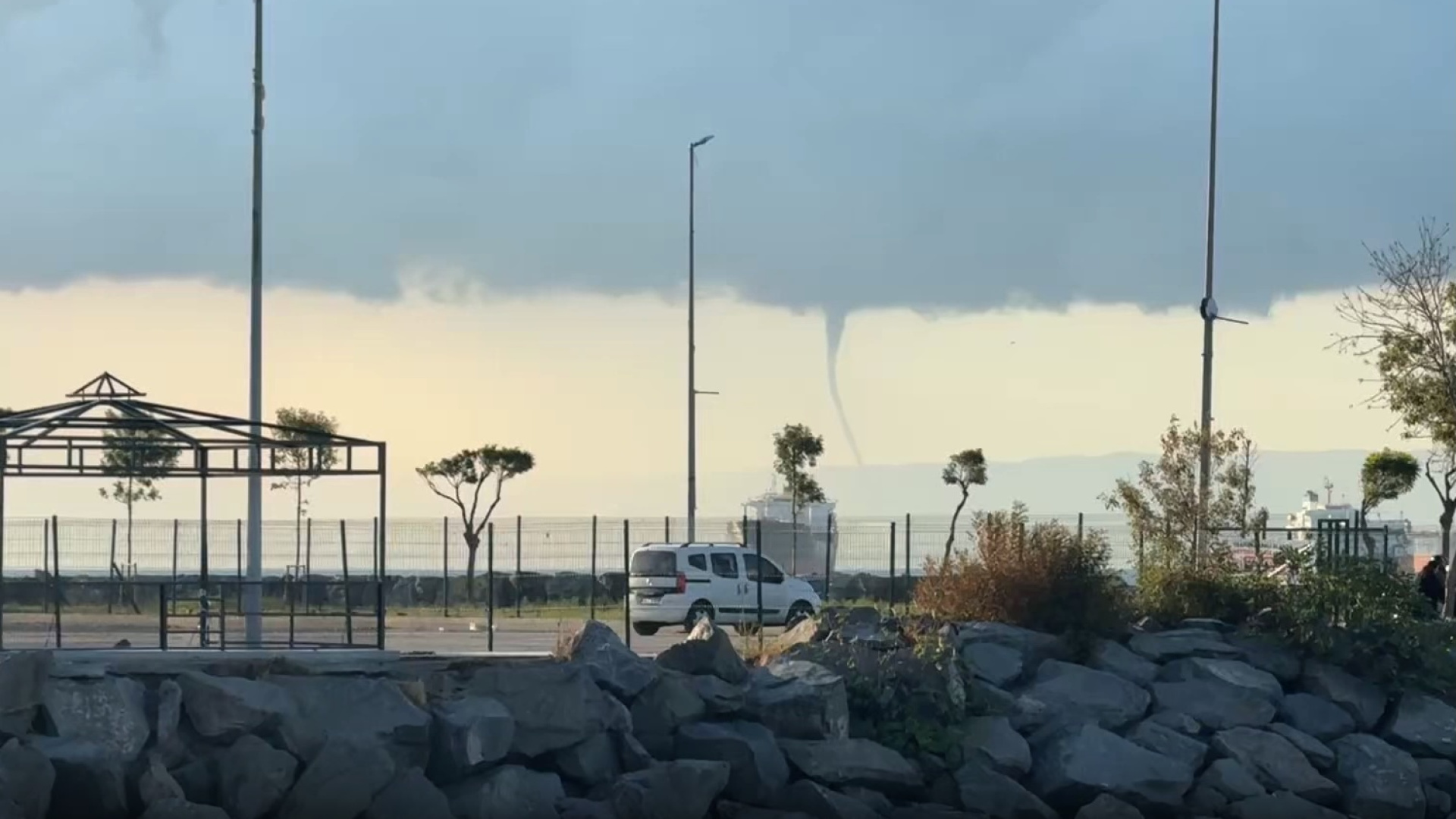 Yalova'daki hortum İstanbul'dan izlendi