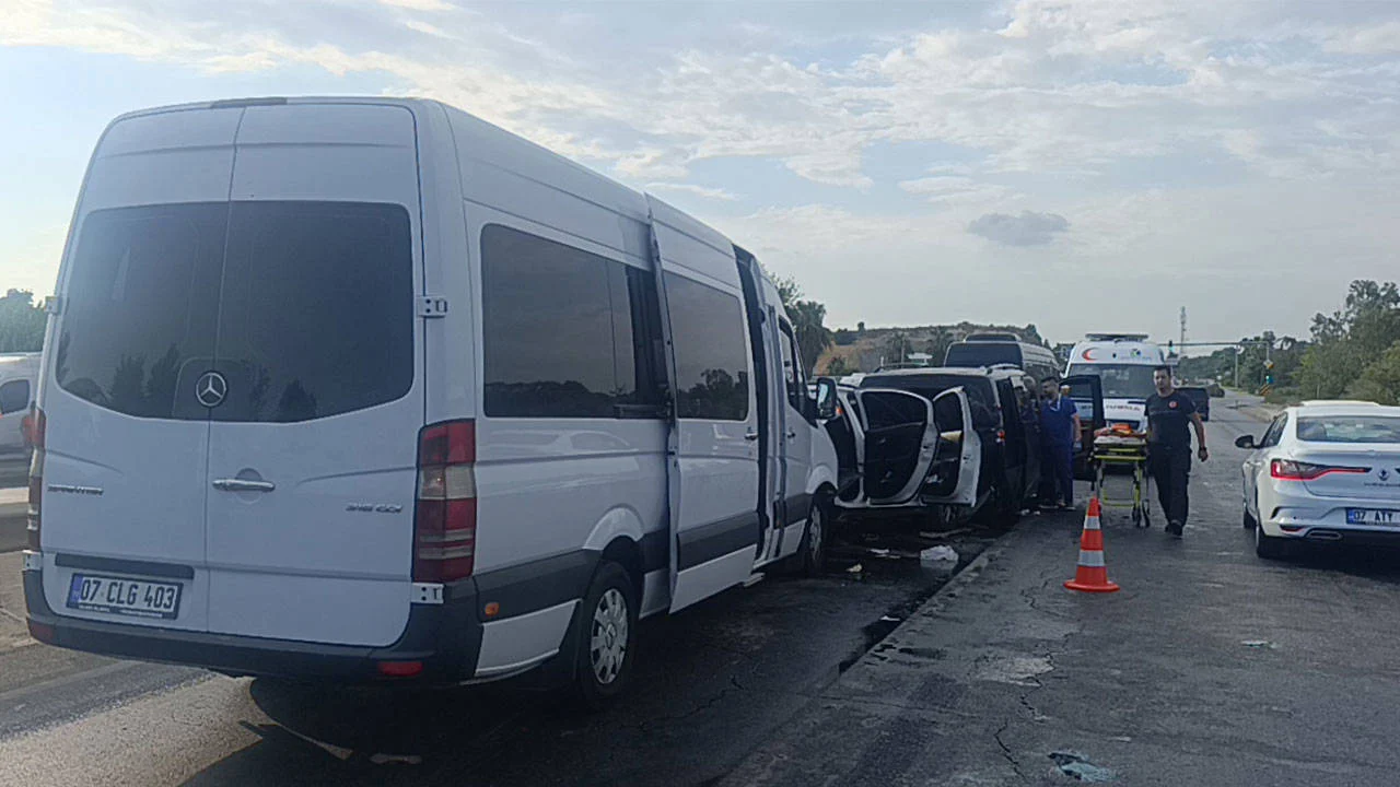 Antalya'da 6 araç zincirleme kazaya karıştı: 17 yaralı