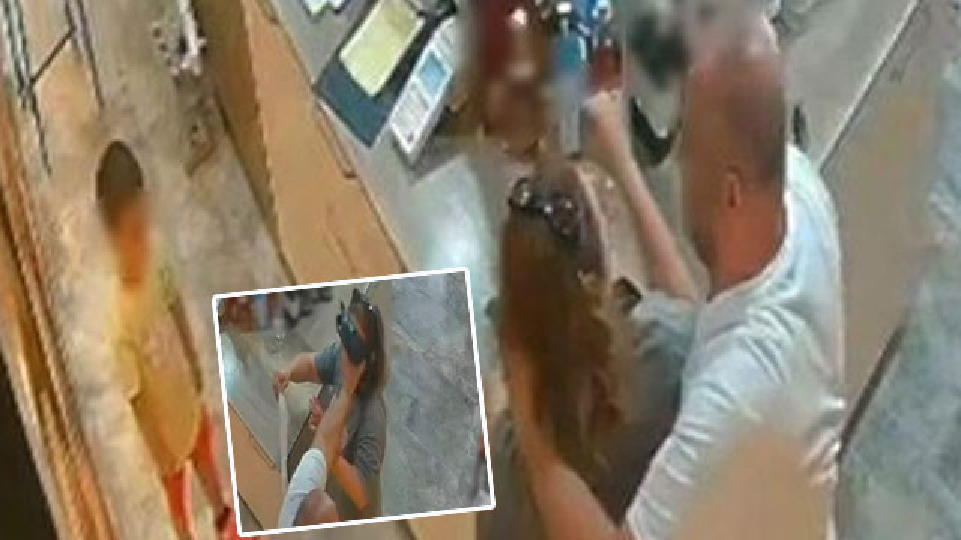 O anlar kamerada... Çocuğun önünde poşetle boğma girişimi