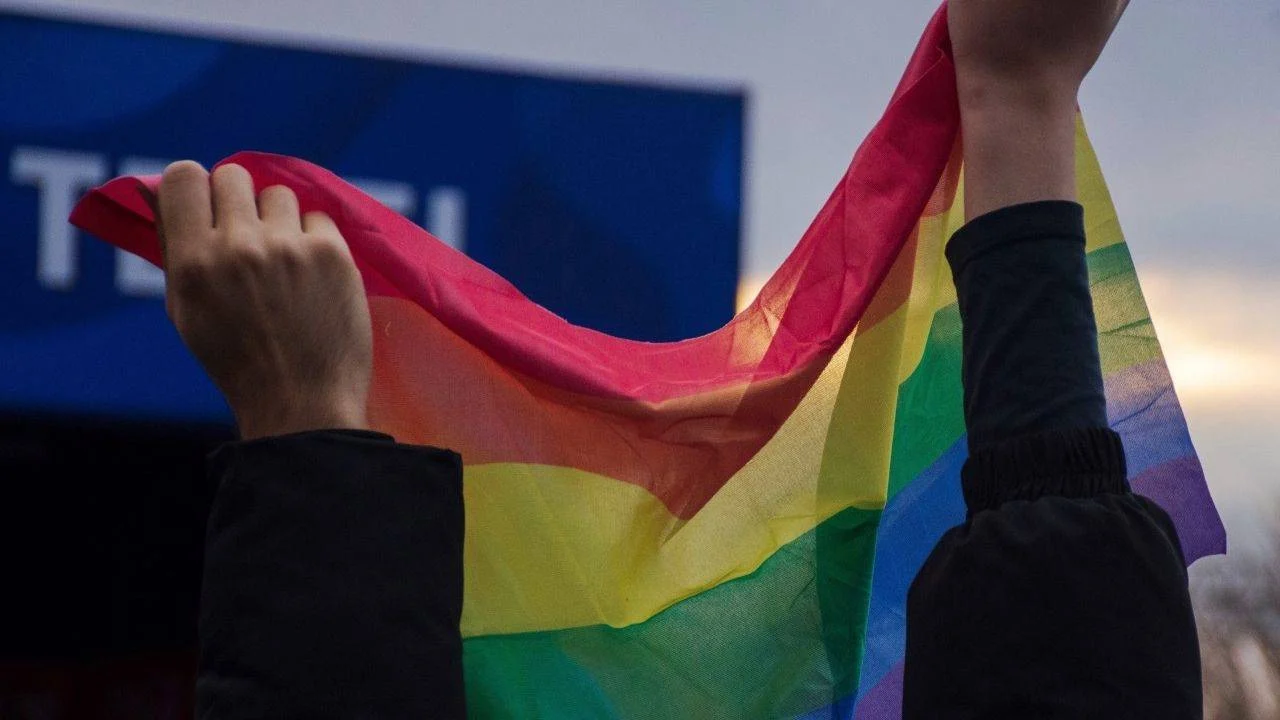 İstanbul'daki LGBTİ+ operasyonu: Gözaltına alınanlar adliyeye sevk edildi