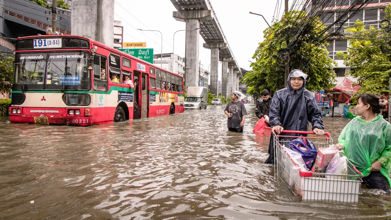 Bangkok'ta sel 700 bin kişiyi etkiledi