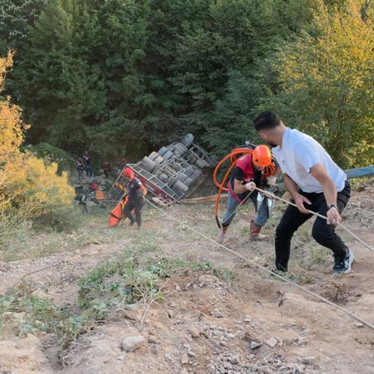 Nakliye aracı şarampole devrildi: 1 ölü